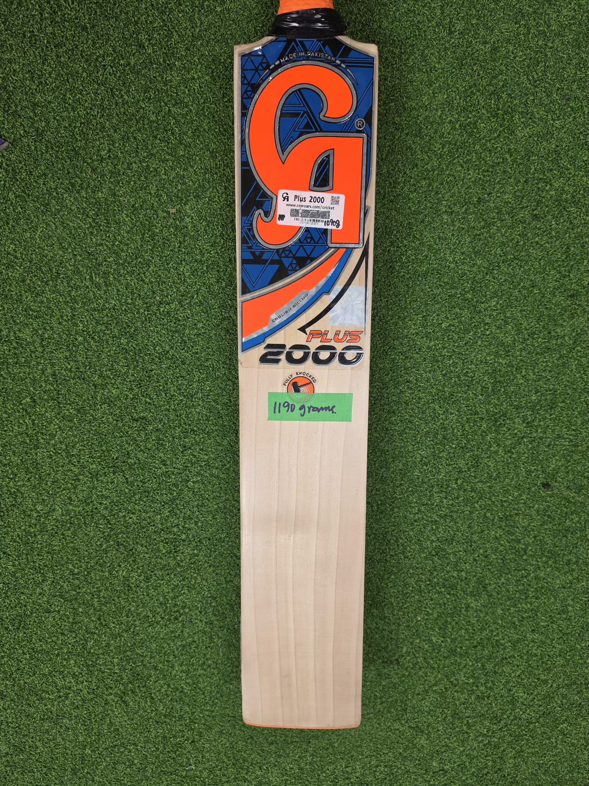 CA Plus 3000 Grade 3 English Willow cricket bat face view.